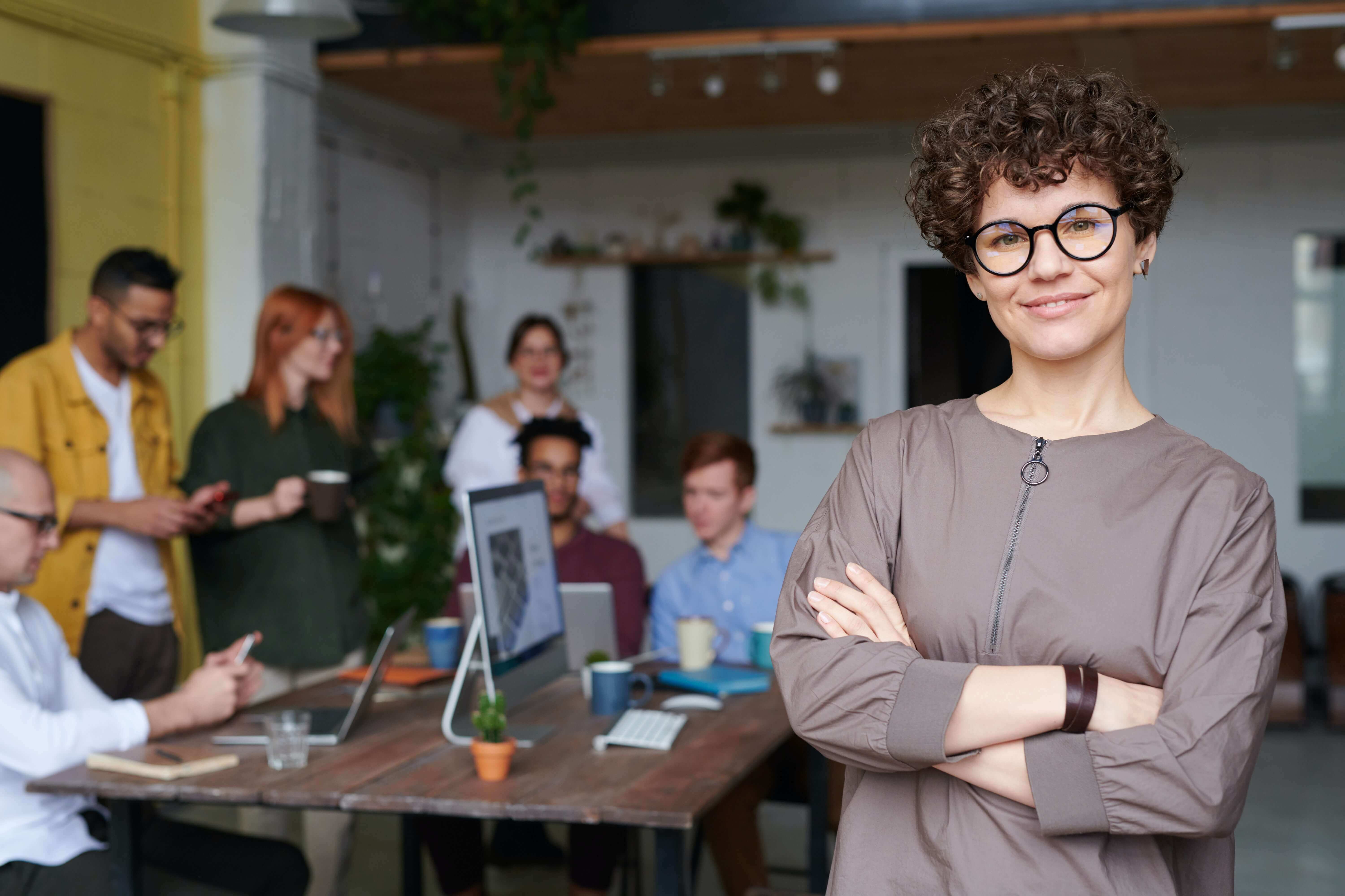 woman wearign eyeglasses